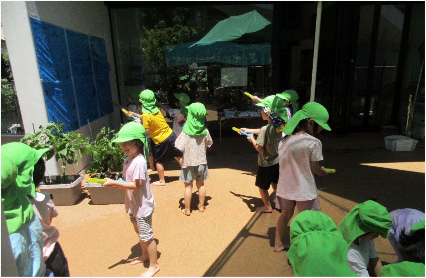 夏はテラスでのびのび水遊びやプール遊びをします
