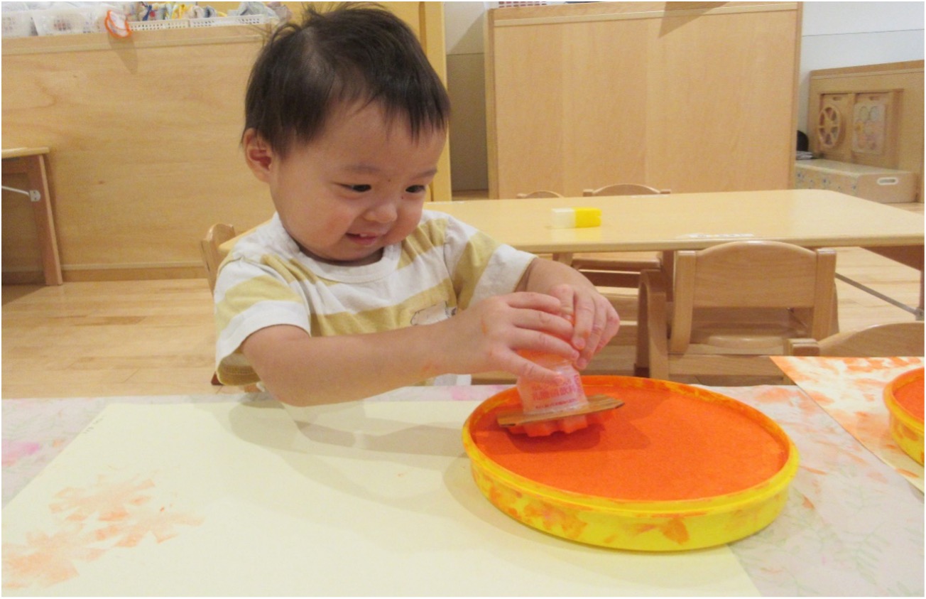 「ぺったんぺったん」身近な素材を使って遊びます。