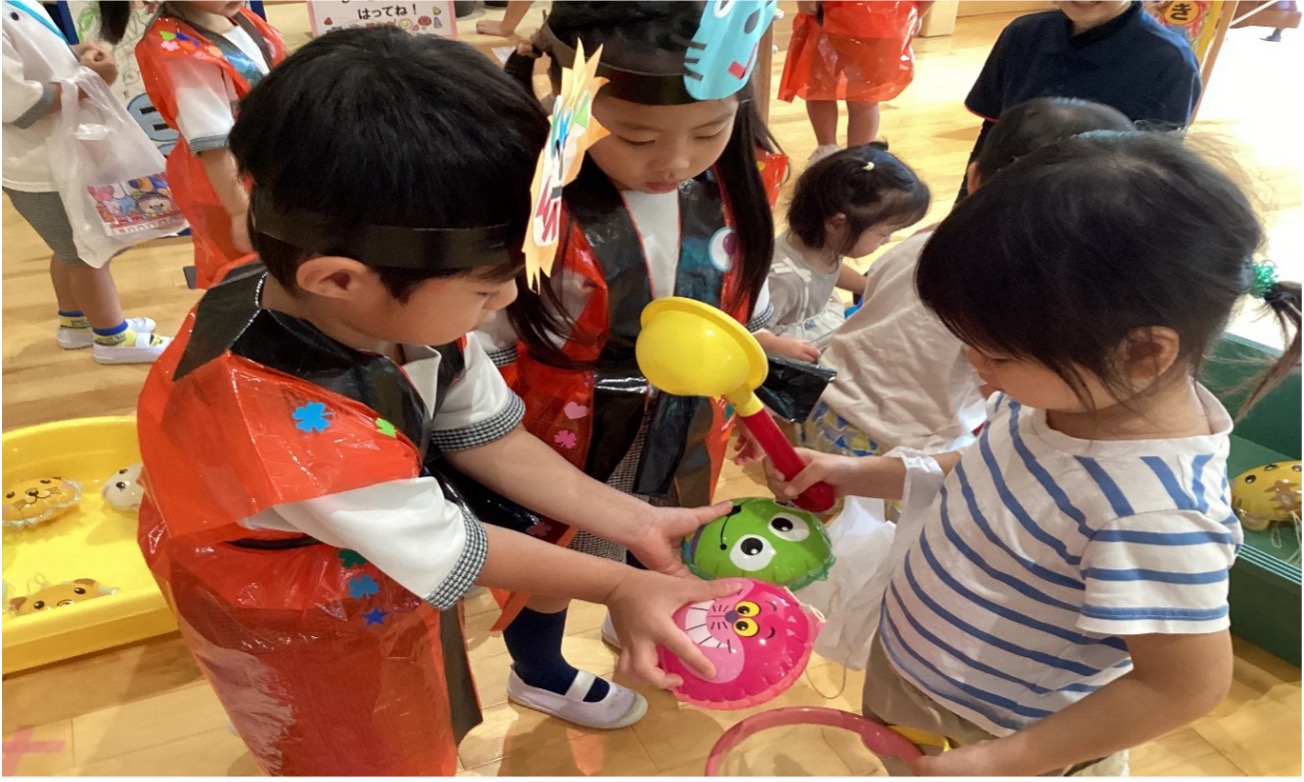 お祭りごっこで異年齢交流。「思いやり」の気持ちを育てます